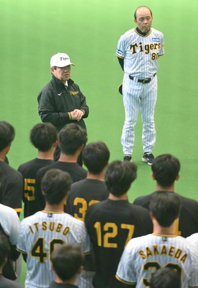 　練習前にナインに向けて訓示する杉山健博オーナー。右奥は岡田監督（撮影・高部洋祐）