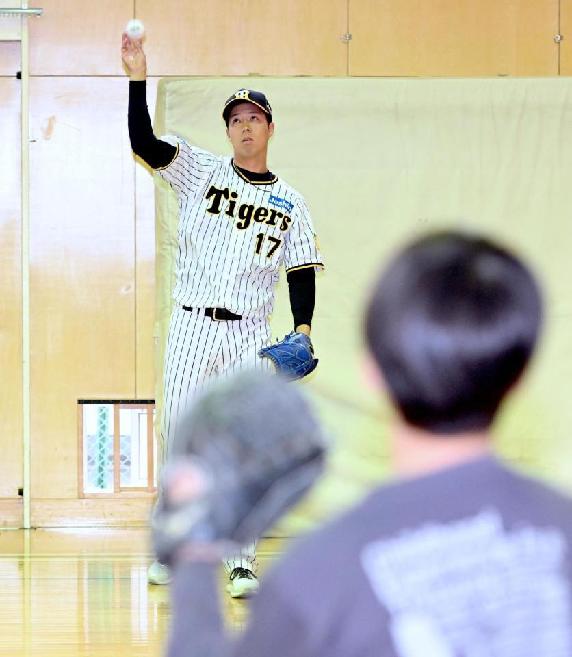 　キャッチボールの相手をする青柳（撮影・金田祐二）