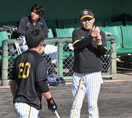 　小野寺（左手前）にリストの使い方を指導する岡田監督（撮影・高部洋祐）