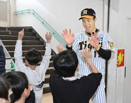 　小学生と笑顔でタッチする青柳（撮影・金田祐二）