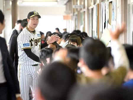 　小学生と笑顔でタッチする青柳（撮影・金田祐二）