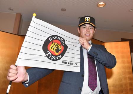 　仮契約を終えた石黒佑弥（撮影・石井剣太郎）