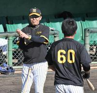 　小野寺（手前）にリストの使い方を指導する岡田監督（撮影・高部洋祐）