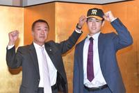 　仮契約を終えた石黒佑弥は山本スカウト（左）とポーズを決める（撮影・石井剣太郎）