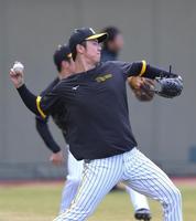 　キャッチボールする浜地（撮影・北村雅宏）