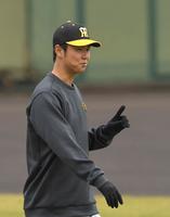 　談笑する浜地（撮影・北村雅宏）