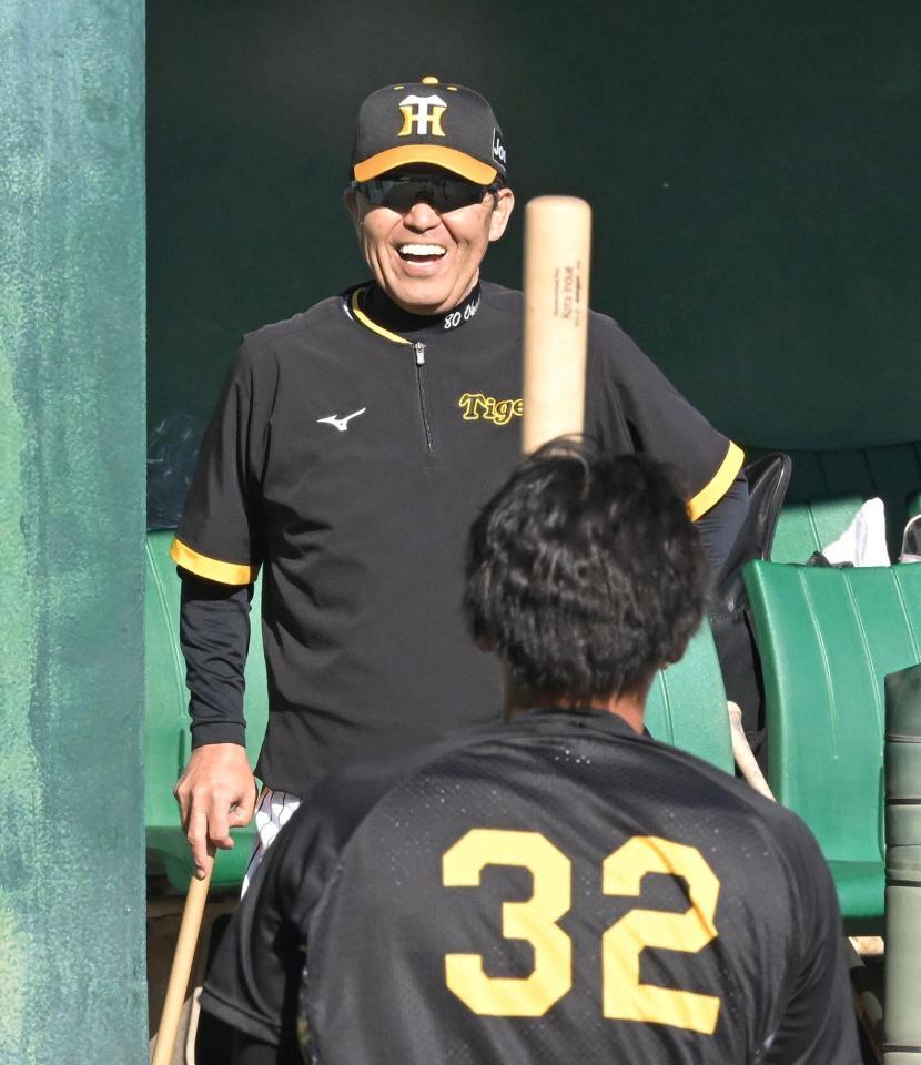 　ティー打撃を行う井上（手前）に向けて笑顔を見せる岡田監督（撮影・高部洋祐）