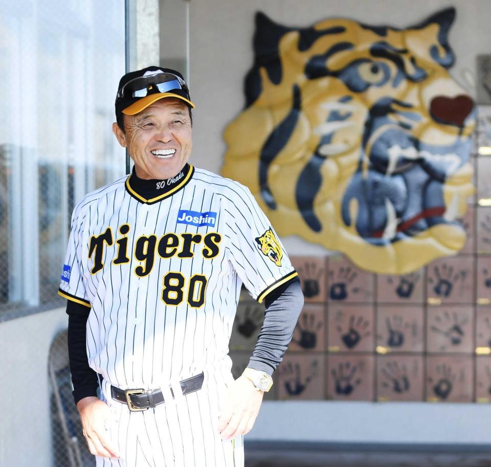 　笑顔を見せる岡田監督（撮影・石井剣太郎）