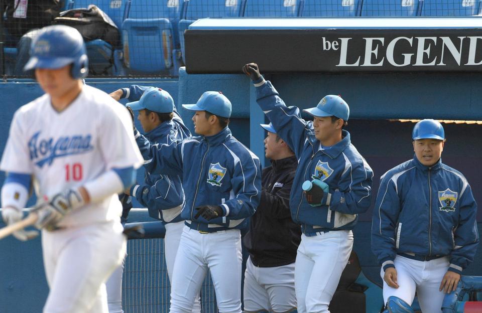 　１回、青学大・佐々木の先制適時打に喜ぶ下村海翔（右から２人目）＝撮影・佐々木彰尚