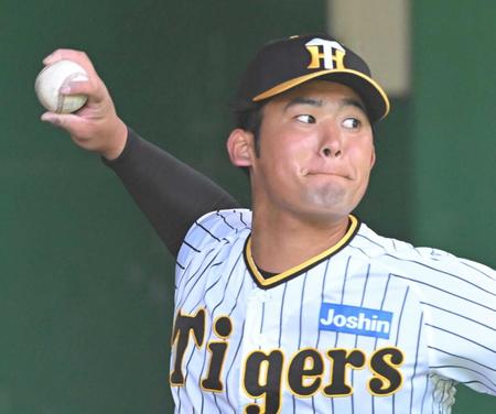 　ブルペンでフォークボールを投じる岡留