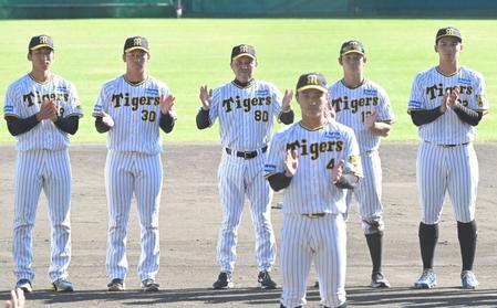 　熊谷（手前）の音頭で秋季キャンプを一本締めする（左から）茨木、門別、岡田監督、野口、井上（撮影・高部洋祐）