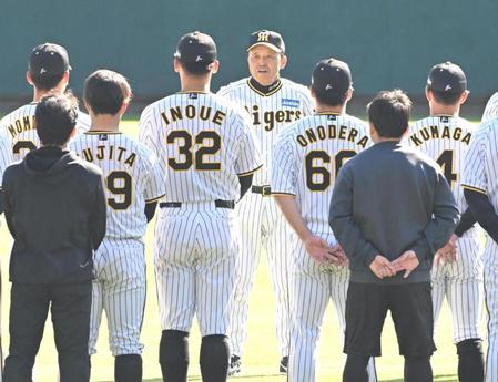 　秋季キャンプ一本締めの前に、ナインを集め話をする岡田監督（奥）＝撮影・高部洋祐