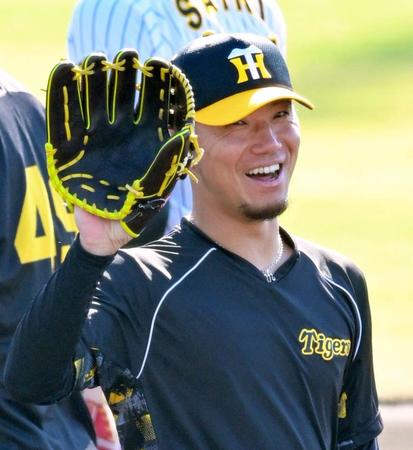 　ノックを受けて笑顔を見せる伊藤将（撮影・立川洋一郎）