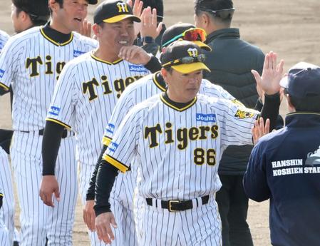 　秋季練習を打ち上げて関係者らとタッチを交わす和田２軍監督（８６）＝撮影・立川洋一郎