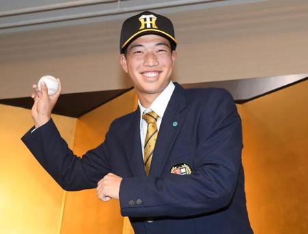 　仮契約を終えたドラフト４位の百崎（撮影・石井剣太郎）