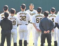 　秋季キャンプ一本締めの前に、ナインを集め話をする岡田監督（奥）＝撮影・高部洋祐