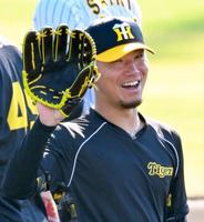 　ノックを受けて笑顔を見せる伊藤将（撮影・立川洋一郎）