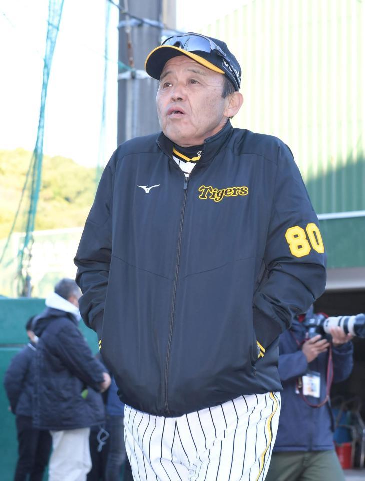 　極寒の球場から寒そうに引き揚げる岡田監督（撮影・高部洋祐）