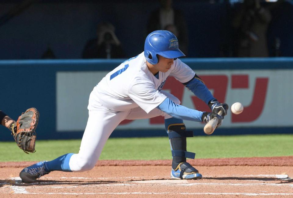 　６回、下村は犠打を決める