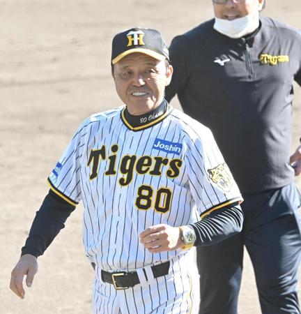 　秋季キャンプを一本締めし、笑顔で引き揚げる岡田監督（撮影・高部洋祐）