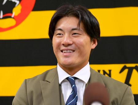 　契約を更改し会見に臨む前川（撮影・立川洋一郎）