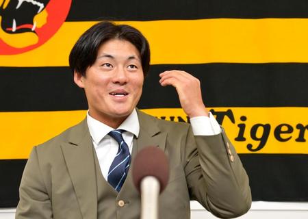 　契約を更改し会見に臨む前川（撮影・立川洋一郎）