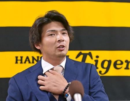 　契約を更改して会見すつ井上（撮影・立川洋一郎）