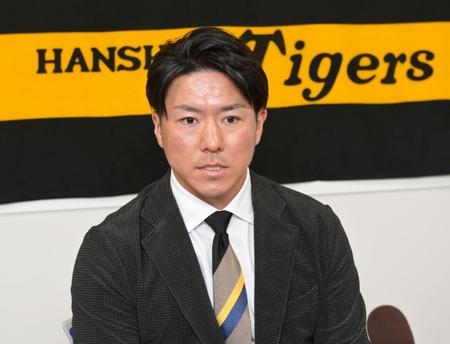 　契約を更改して会見する阪神・長坂拳弥（撮影・立川洋一郎）