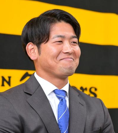 　契約更改を終え会見に臨む岡留（撮影・立川洋一郎）