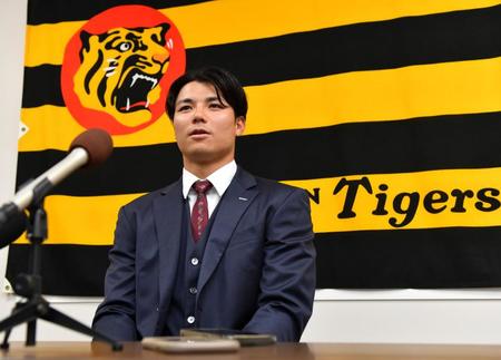 契約更改交渉を終え、会見を行った栄枝（撮影・中田匡峻）