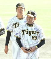 　秋季キャンプを打ち上げ、笑顔で引き揚げる岡田監督。後方は門別（撮影・高部洋祐）