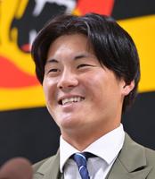 　契約を更改し会見で笑顔を見せる前川（撮影・立川洋一郎）