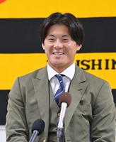 　契約を更改して会見する前川（撮影・立川洋一郎）