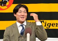 　契約を更改し会見に臨む前川（撮影・立川洋一郎）