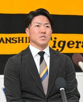 　契約を更改して会見する長坂（撮影・立川洋一郎）