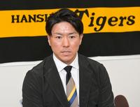 　契約を更改して会見する阪神・長坂拳弥（撮影・立川洋一郎）