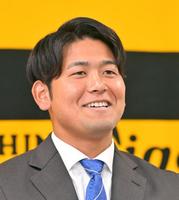 　契約を更改し会見で笑顔を見せる岡留（撮影・立川洋一郎）