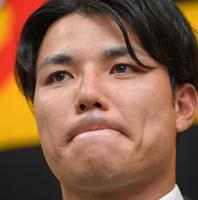 契約更改交渉を終え、会見を行った栄枝（撮影・中田匡峻）