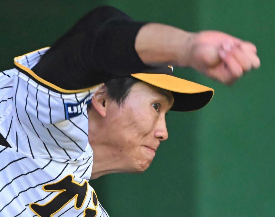 　ブルペンで投げ込む湯浅