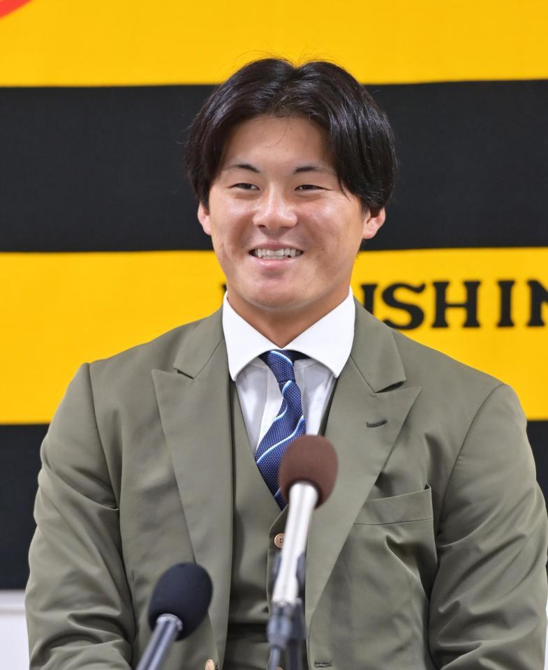 　契約を更改して会見する前川（撮影・立川洋一郎）