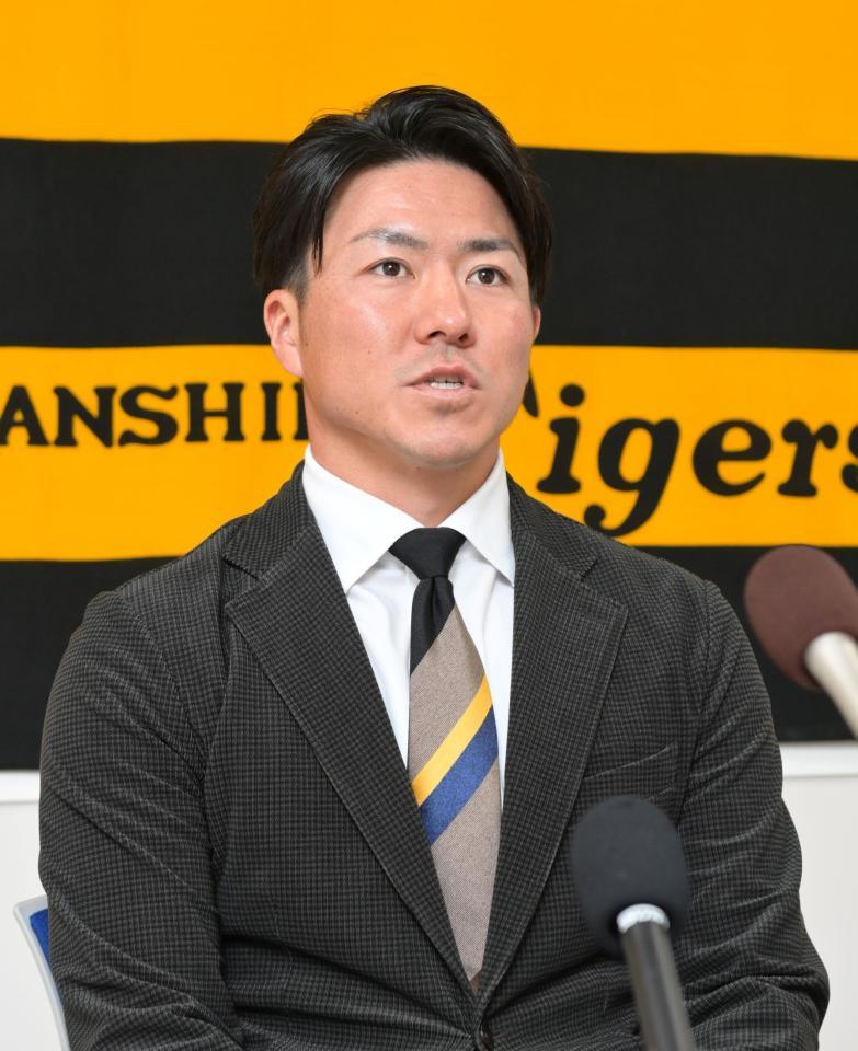 　契約を更改して会見する長坂（撮影・立川洋一郎）