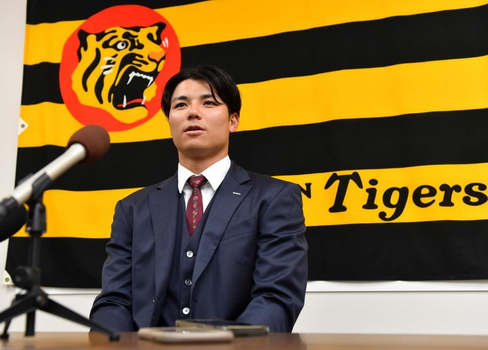 契約更改交渉を終え、会見を行った栄枝（撮影・中田匡峻）