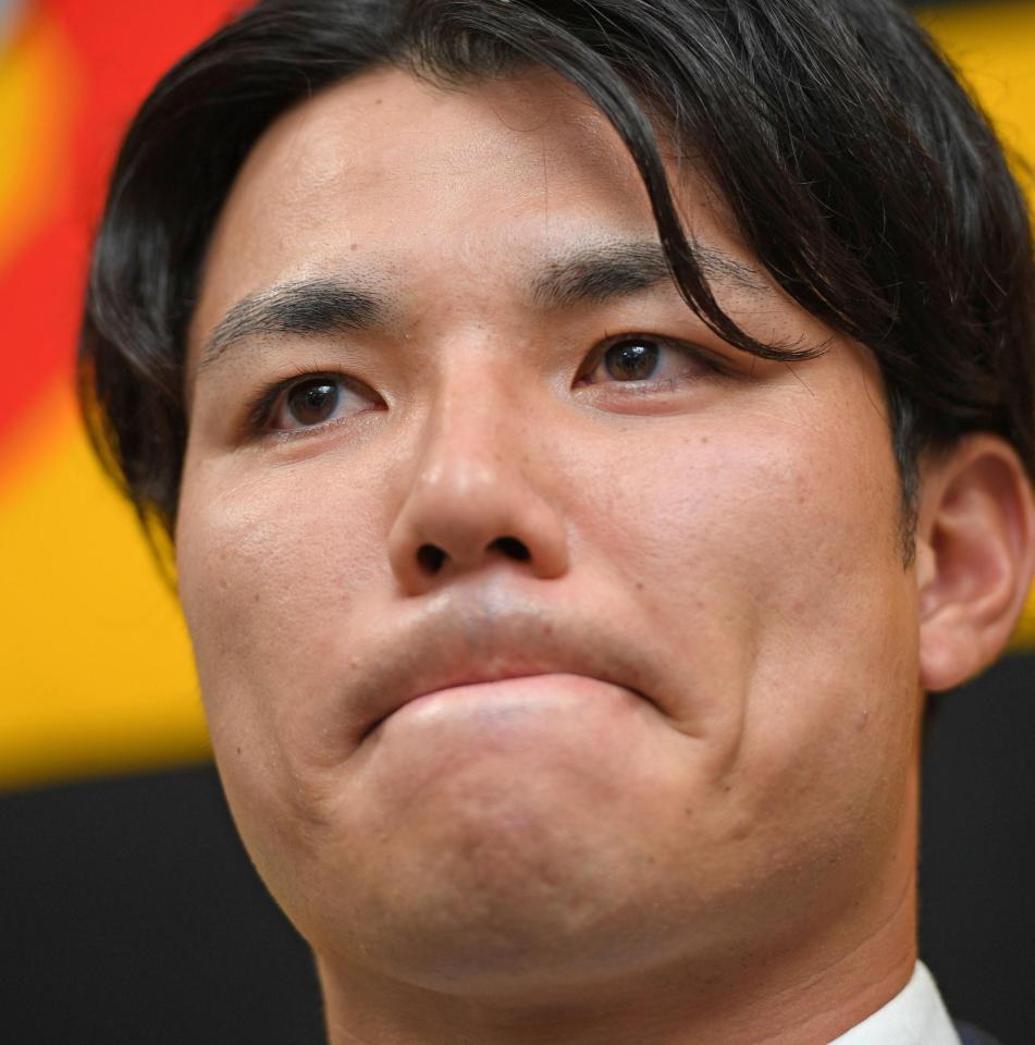 契約更改交渉を終え、会見を行った栄枝（撮影・中田匡峻）