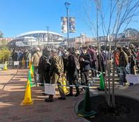 　日本一記念グッズを買い求めて待機列に並ぶファン