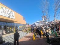 　日本一記念グッズを買い求めて待機列に並ぶファン