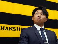 　契約更改を終え会見する島田（撮影・山口登）