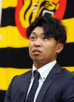 　契約更改を終え会見する島田（撮影・山口登）