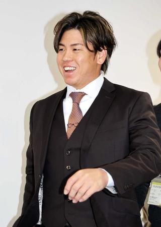 　会見を終え、退席する梅野（撮影・山口登）