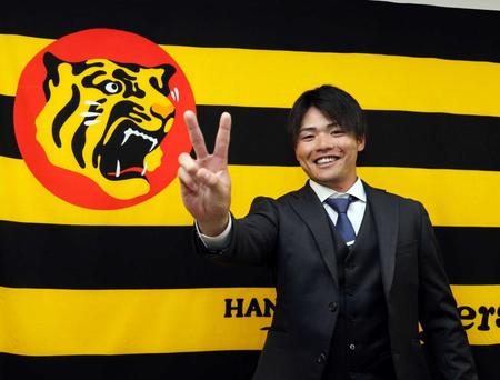 　契約更改を終え、笑顔でポーズを決める小野寺