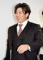 　会見を終え、退席する梅野（撮影・山口登）